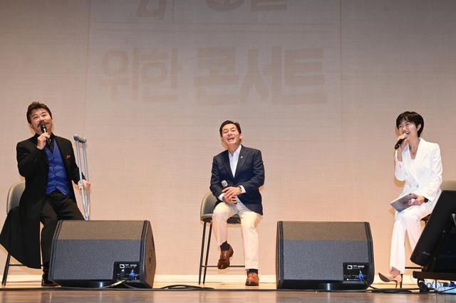 NSP통신-19일 이재준 수원시장(가운데)과 콘서트에 출연한 성악가 김동규(왼쪽)씨가 이야기를 나누는 모습. (사진 = 수원시)