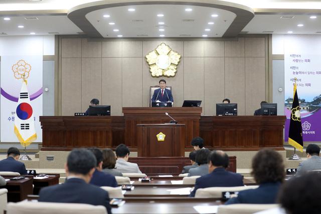 NSP통신-22일 김기정 수원시의회 의장이 발언을 하고 있다. (사진 = 수원시의회)