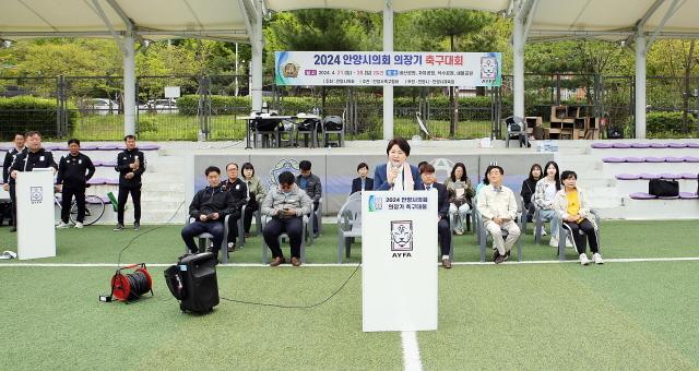 NSP통신-21일 시 단위 생활체육대회인 2024년 안양시의회 의장기 축구대회에서 최병일 의장이 개회사를 하고 있다. (사진 = 안양시의회)