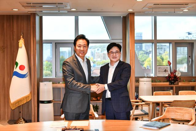 NSP통신-지난해 11월 6일 김병수 김포시장(오른쪽)이 오세훈 서울시장과 공식 만남을 갖고 공동연구반을 구성하기로 합의한 모습. (사진 = 김포시)