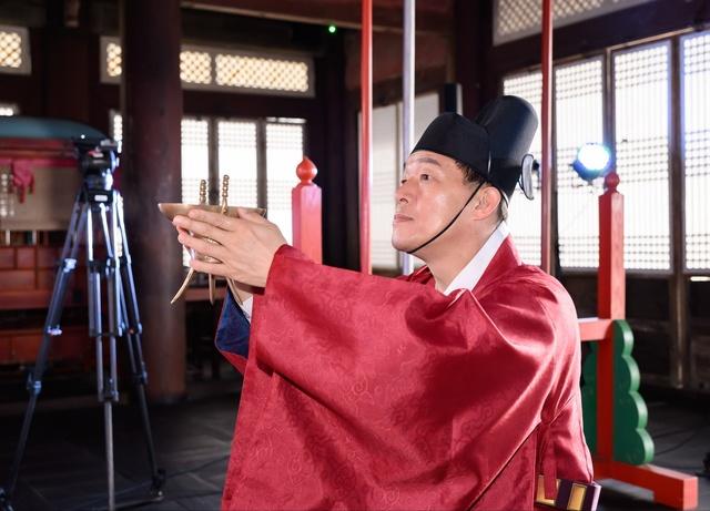 NSP통신-24일 이재준 수원시장이 정조대왕에게 화성행궁 개관을 고하는 고유제를 지내고 있다. (사진 = 수원시)