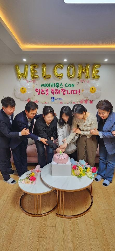NSP통신-23일 셰어하우스 6호 입주기념식에서 청년들과 참석자들이 케이크를 자르고 있다. (사진 = 수원시)