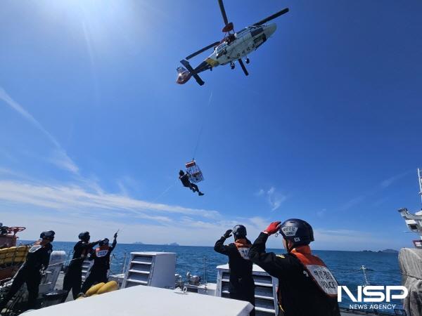 NSP통신-여수해경이 여수시 삼산면 백도 인근 해상에서 여수항공단 헬기를 이용해 경비함정 갑판의 응급환자를 헬기로 인양하는 훈련을 하고 있다. (사진 = 여수해경)