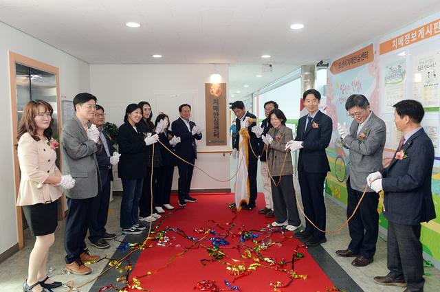 NSP통신-25일 오산시의원과 참석자들이 치매안심센터 개소식에서 사진촬영을 하는 모습. (사진 = 오산시)