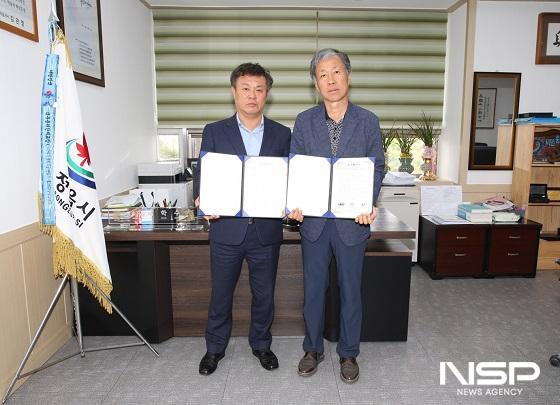 NSP통신-김의병 새벽팜 대표(오른쪽)가 26일 정읍시장실에서 이학수 시장과 투자협약을 체결하고 있다. (사진 = 정읍시)