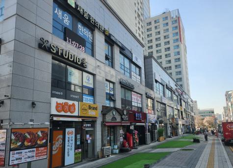 NSP통신-새빛상점가로 지정된 한 상인회 전경 모습. (사진 = 수원시)