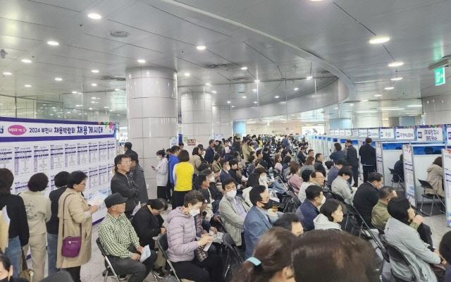 NSP통신-지하철 7호선 춘의역사에서 열린 부천채용박람회 모습. (사진 = 부천시)
