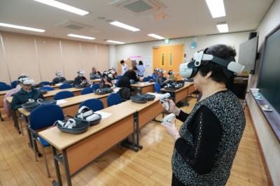 [NSP PHOTO]용인특례시, VR 안전교육 인기…고글 쓴 어르신 감탄 연발