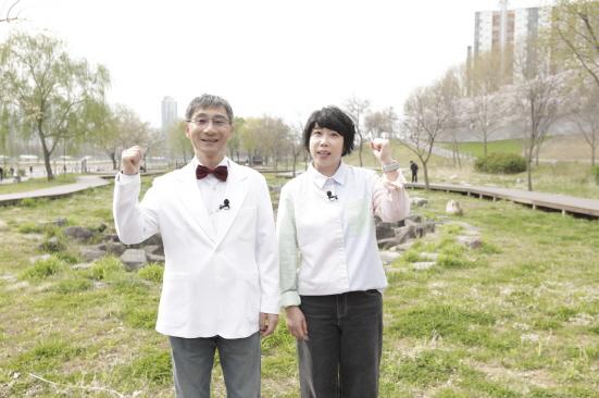 NSP통신-이수찬 전문의(왼쪽)와 개그우먼 권진영 씨 (사진 = 힘찬병원 제공)