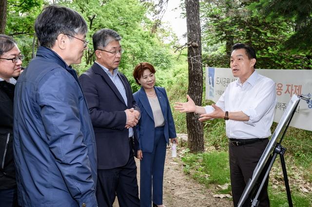 NSP통신-29일 이재준 수원시장(오른쪽)이 찾아가는 현장시장실에서 대화를 하는 모습. (사진 = 수원시)