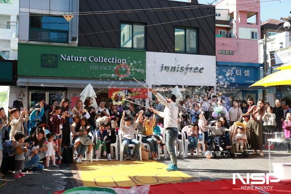NSP통신-시민과 어린아이들이 흥국상가청년사업단이 기획한 거리 공연을 즐기고 있다. (사진 = 여수시)