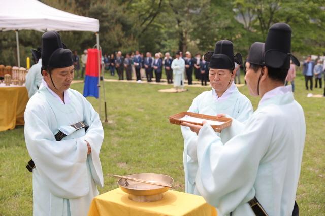 NSP통신-30일 광명문화원이 오전 영회원에서 제379주기 민회빈강씨 제향을 봉행했다. (사진 = 광명시)