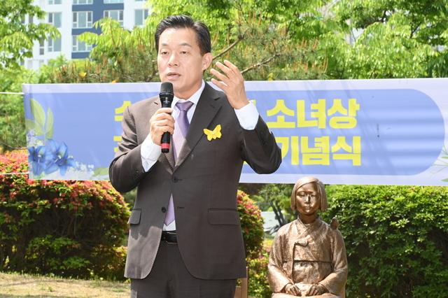 NSP통신-이재준 수원시장이 1일 수원 평화의 소녀상 건립 10주년 기념식에서 축사를 하고 있다. (사진 = 수원시)