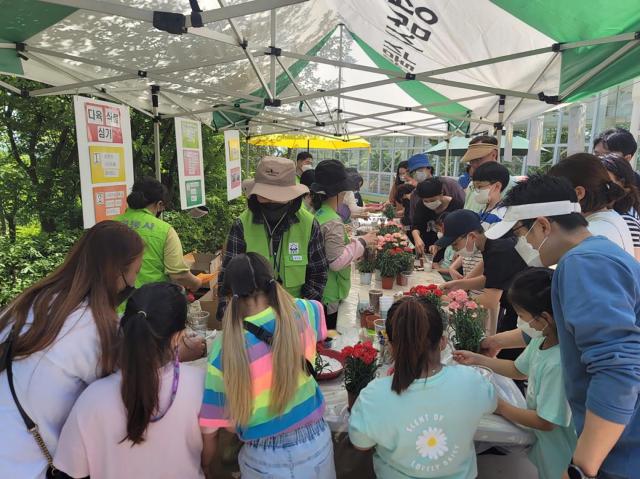 NSP통신-지난 2022년 어린이날 성남시 은행동 식물원에서 식물심기 체험 중인 학생들 모습. (사진 = 성남시)