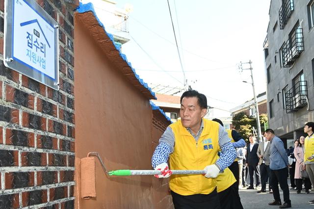 NSP통신-이재준 수원시장이 지난해 10월 수원형 저층주거지 집수리 지원사업 1호 기념식에서 페인트를 칠하고 있는 모습. (사진 = 수원시)