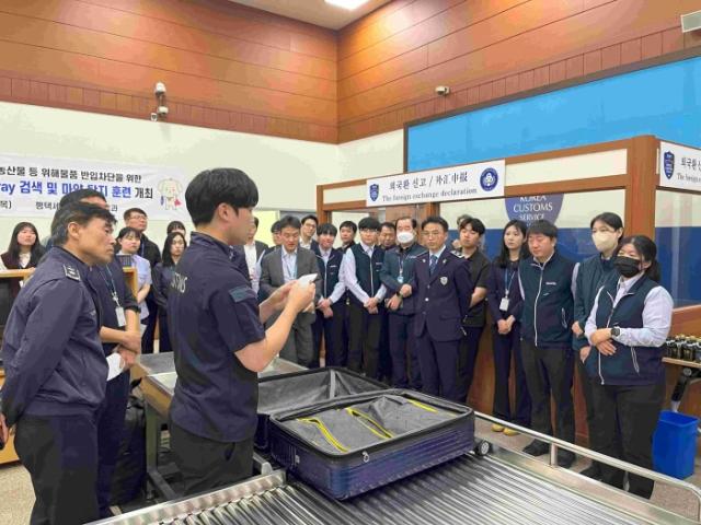 NSP통신-평택직할세관이 2일 평택항 국제여객터미널내 입국장에서 마약, 총기·폭발물 등 위해물품 반입차단을 위해 유관기관 대상으로 X-ray 검색 및 마약탐지 훈련을 실시하고 있다. (사진 = 평택세관)