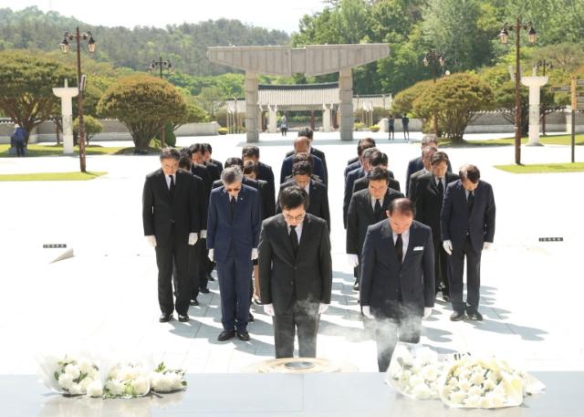 NSP통신-김동연 경기도지사가 3일 오전 광주광역시 북구 운정동 국립5·18민주묘지에서 오병권 행정1부지사, 오후석 행정2부지사 등 공공기관장들과 경기도민 민주유공자들을 참배하고 있다. (사진 = 경기도)