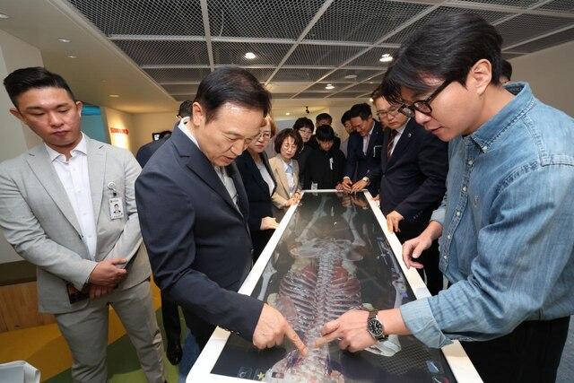 NSP통신-3일 임태희 경기도교육감(왼쪽 두번째)이 학생건강증진센터에서 가상해부학 실습 시스템을 살펴보고 있다. (사진 = 경기도교육청)