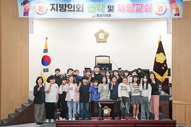 NSP통신-3일 김경희 화성시의회 의장(가운데)과 비봉초등학교 학생들이 기념촬영을 하고 있다. (사진 = 화성시의회)