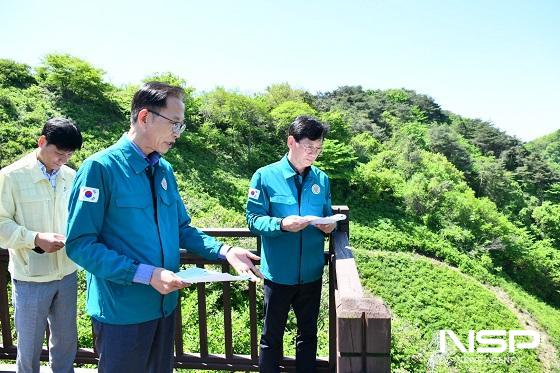 NSP통신-최훈식 장수군수(사진 오른쪽)가 3일 장수군 대표 철쭉 군락지인 번암면 노단리 봉화산을 찾아 현장을 점검하고 있다. (사진 = 장수군)