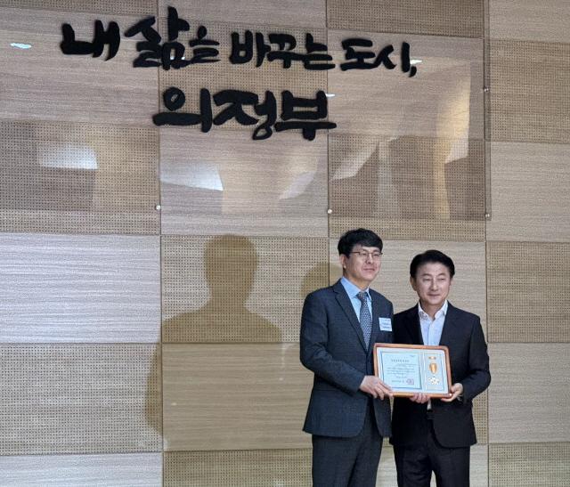 NSP통신-2일 김성훈 경륜경정총괄본부 사업기획실장(왼쪽)이 김동근 의정부시장으로부터 성실납세 인증서를 받고 기념사진을 촬영하고 있다. (사진 = 국민체육진흥공단)