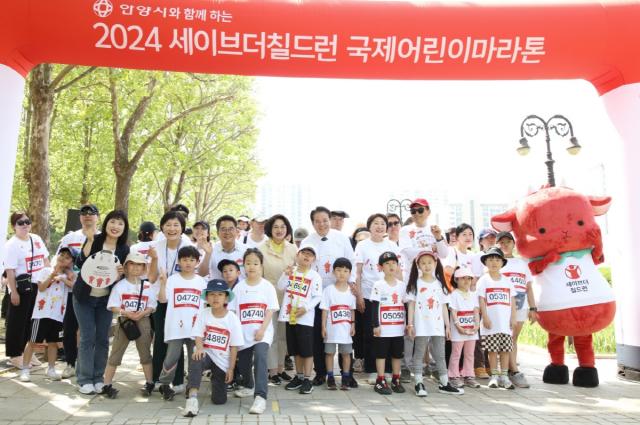 NSP통신-평촌중앙공원에서 열린 제14회 국제어린이마라톤대회 단체 기념촬영 모습. (사진 = 안양시)