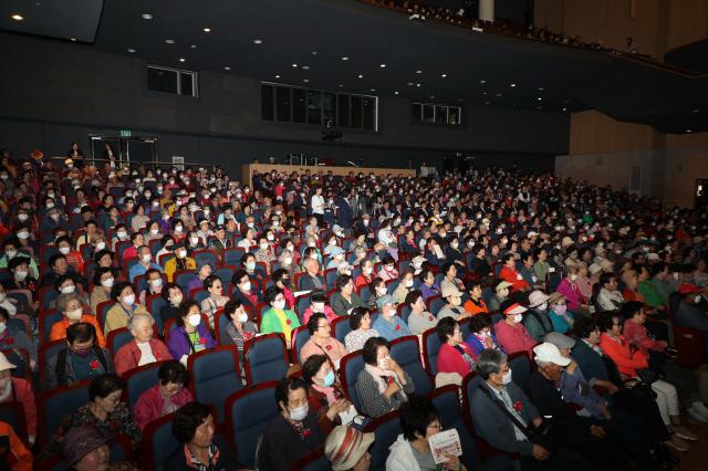 NSP통신-군포문화예술회관에서 노인일자리 참여 어르신들이 효(孝)문화축제 공연을 즐기고 있다. (사진 = 군포시)