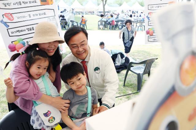 NSP통신-김성제 시장(오른쪽)이 2024 의왕철도축제 행사장을 찾은 어린이 가족과 기념촬영을 하고 있다. (사진 = 의왕시)