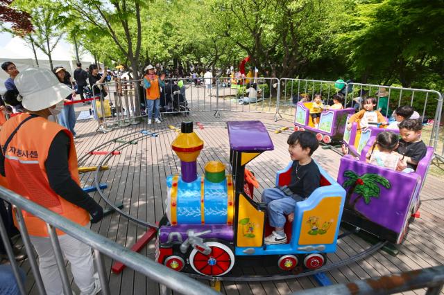 NSP통신-축제장을 찾은 어린이들이 칙칙폭폭 기차타고 국내로 체험을 즐기고 있다. (사진 = 의왕시)