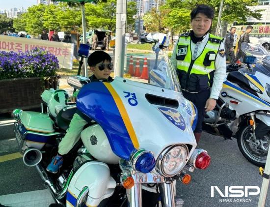 NSP통신-경찰 오토바이 탑승 체험 (사진 = 광양경찰서)