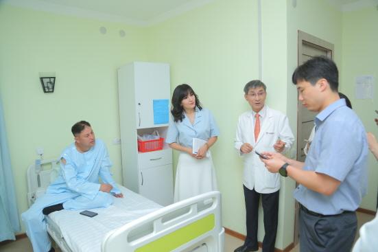 NSP통신-이수찬 대표원장(오른쪽에서 2번째)과 목동힘찬병원 허준영 원장(맨 오른쪽)이 환자의 상태를 살펴보고 있다 (사진 = 힘찬병원 제공)