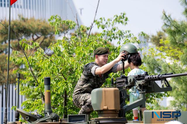 NSP통신-장기동 한강중앙원공에서 진행한 어린이날 행사에 해병대 체험을 하고 있는 어린이 모습. (사진 = 조이호 기자)