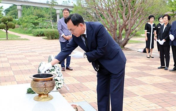 NSP통신-윤병태 나주시장이 6·25 참전기념탑을 참배하고 있다. (사진 = 나주시)