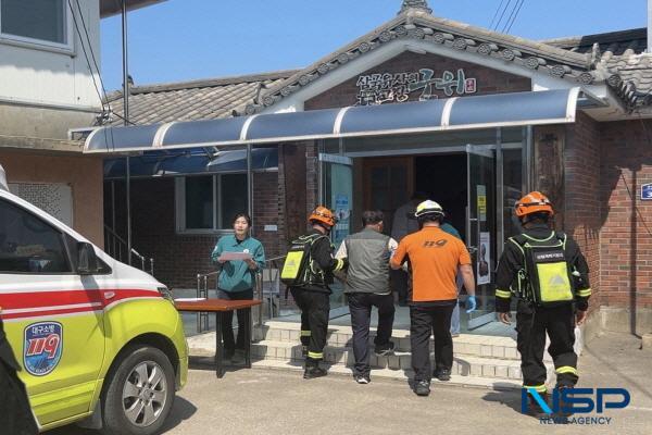 NSP통신-군위군은 지난 3일 부계면 동산1리 일원 산사태취약지역에서 군위경찰서, 강북소방서 등 관계기관이 함께한 가운데 산사태 대비 주민대피훈련을 실시했다. (사진 = 군위군)