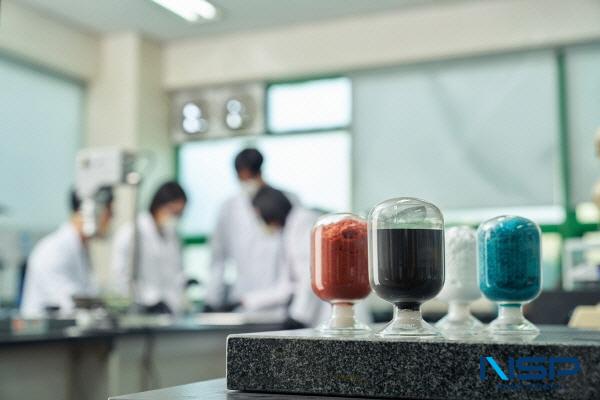 NSP통신-양극재 원료 및 제품(왼쪽부터 코발트, 양극재, 리튬, 니켈)과 포스코퓨처엠 연구원들의 모습 (사진 = 포스코퓨처엠)