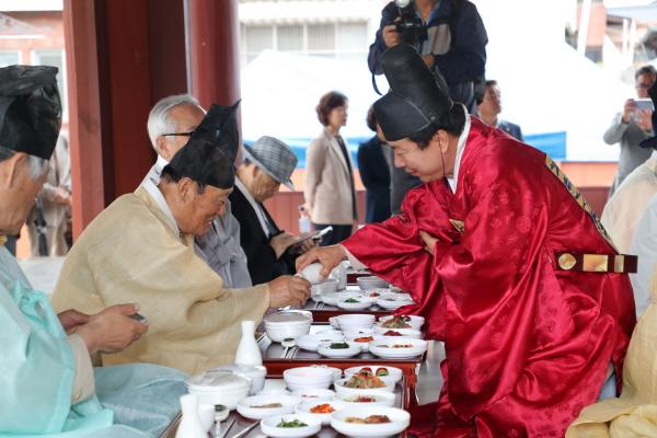 NSP통신-차전장군노국공주축제 중 양로연 열려, 관내 어르신 30명 모시고 만수무강 기원 (사진 = 안동시)