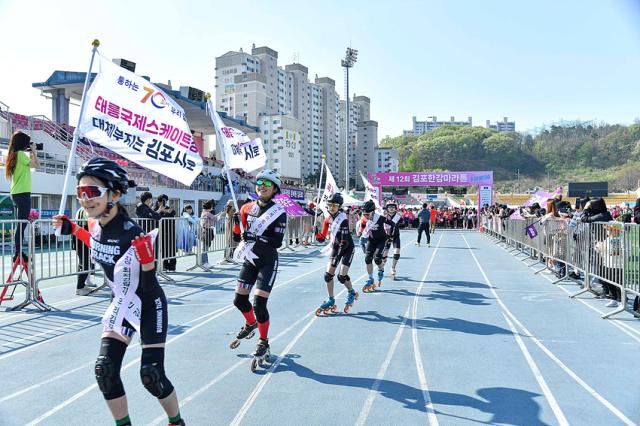 NSP통신-제12회 김포한강마라톤 대회에서 태릉국제스케이트장을 김포로 유치하자는 캠페인을 진행하고 있는 모습. (사진 = 김포시)