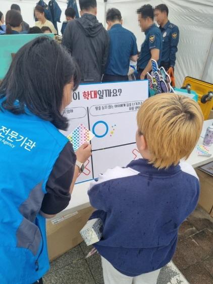 NSP통신-5일 열린 아동학대 예방 캠페인 모습. (사진 = 오산시)