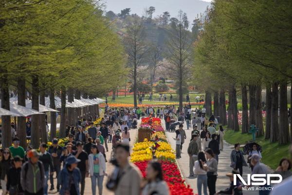 NSP통신-연휴를 맞아 순천만국가정원을 찾은 관람객들 (사진 = 순천시)