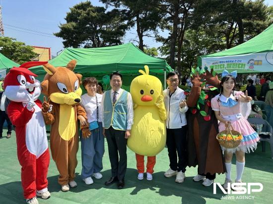 NSP통신-어린이날 기념식 박성현 사장과 어린이 인형극 마마두 극단원들 기념사진 찰영 (사진 = 여수광양항만공사)