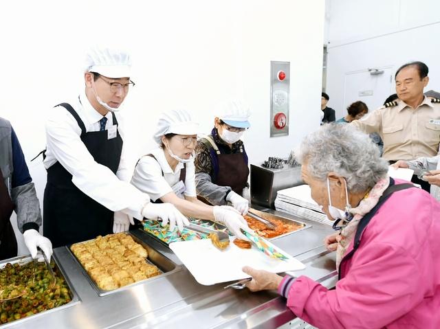 NSP통신-7일 정명근 화성시장(왼쪽)이 배식봉사를 하는 모습. (사진 = 화성시)