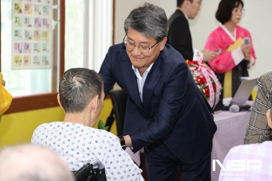 NSP통신-김순호 구례군수 구례군노인전문요양원 방문해 카네이션 달아주며 어르신께 감사 인사 (사진 = 구례군청)