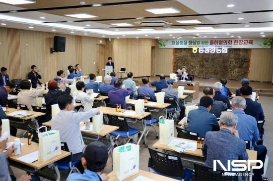 NSP통신-이돈성 조합장 농협에서 준비한 농작물 생육 영양제 설명
