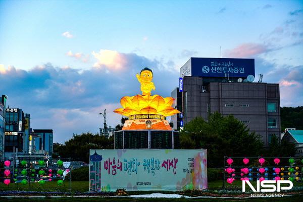 NSP통신-여수시청 로터리에 설치된 부처님 오신 날 기념 연등 (사진 = 여수시)