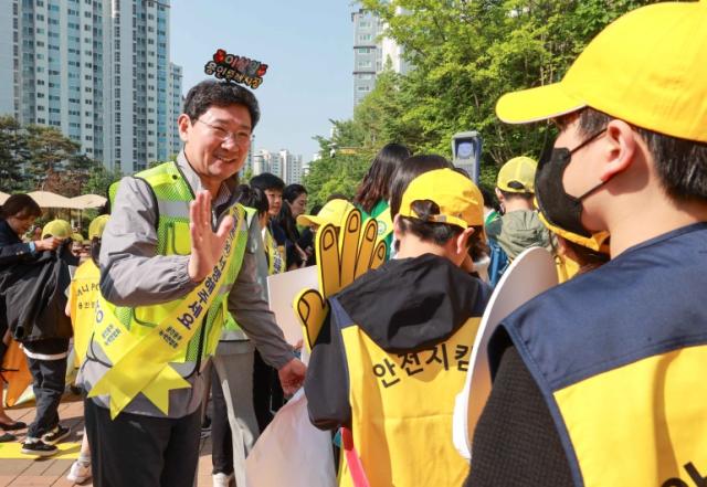 NSP통신-9일 용인백현초등학교 앞에서 이상일 용인특례시장이 등교하는 학생들의 안전을 위한 캠페인에 참여하고 있다. (사진 = 용인특례시)