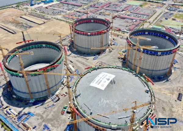 NSP통신-한국가스공사는 지난 9일 당진LNG생산기지에서 국내 최대 용량인 27만㎘ LNG 저장탱크의 지붕 상량(Roof Air-Raising)을 성공적으로 완료했다고 밝혔다. 당진기지 저장탱크 전경 (사진 = 한국가스공사)