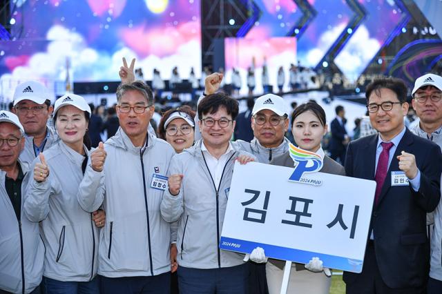 NSP통신-김병수 김포시장을 비롯한 선수단 및 관계자들이 9일 파주시 임진각평화누리에서 개최된 제70회 경기도체육대회 개회식에 참가해 국제스케이트장 김포시 유치 의지를 피력하고 있다. (사진 = 김포시)