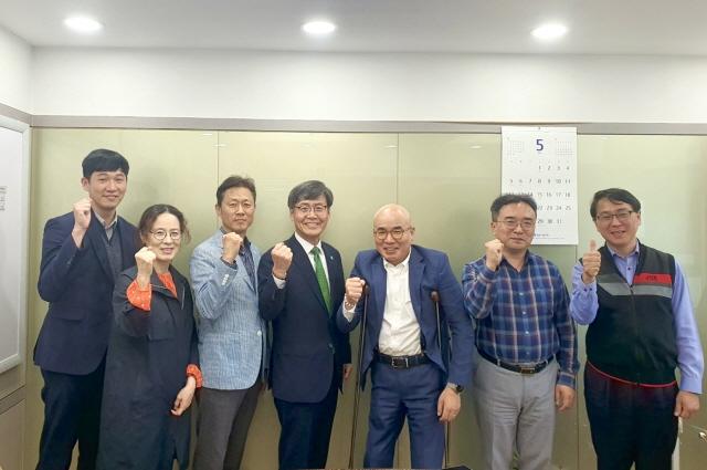 NSP통신-9일 중소벤처기업부 산하 장애인기업종합지원센터에서 한경국립대학교와 장애인고등교육개발원 간 2024년 장애인 창업 특화교육 사업 업무협약 기념촬영 모습. (사진 = 한경국립대학교)