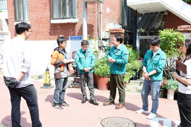 NSP통신-이상훈 하수관로정비 BTL 사업 관련 조사특별위원회 위원장 및 위원들이 관계 공무원, 전문가 등과 함께 대야동 BTL 관련 소송 구역 인근 현장을 찾았다. 사진은 전문가 해당 조사 자문 청취 모습. (사진 = 시흥시의회)