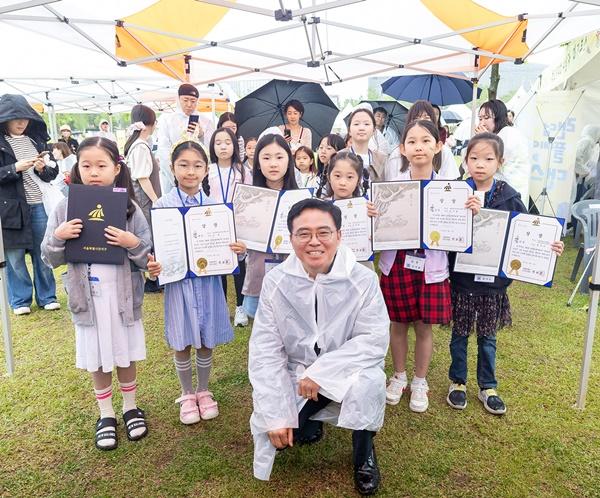 NSP통신-진교훈 서울 강서구청장(맨 앞 가운데)이 백일장에서 수상한 초등학생들과 기념촬영을 하고 있다.